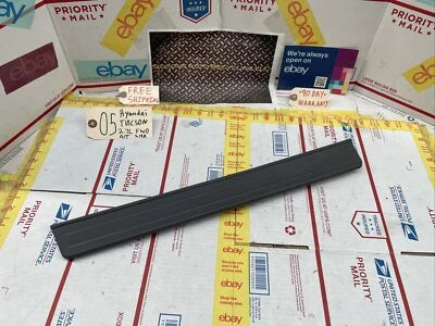 05-09 HYUNDAI TUCSON PASAJERO PUERTA DELANTERA DERECHA PLACA RASGUÑO MOLDURA (EXTERIOR) GRIS Foto 1 de 4