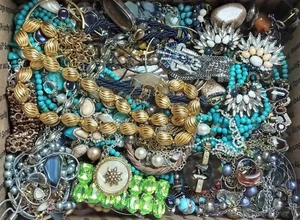 HUGE! VINTAGE TO NOW CRAFTERS JEWELRY LOT ! Over 12 LBS!! WEAR, REPAIR AND CRAFT - Picture 1 of 8