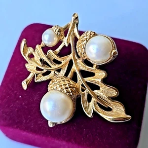 Broche colgante vintage de perlas de imitación de bellota con tono dorado de Avon - Imagen 1 de 3