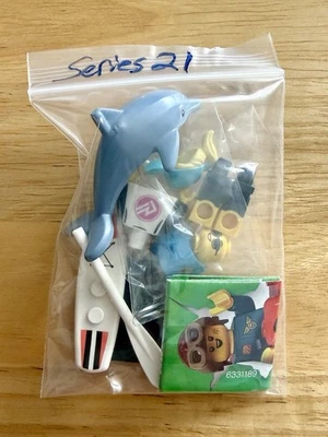 LEGO Minifigure Minifig Series 21 71029 Paddle Surfer w/ Dolphin - Image 1 of 2