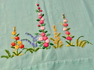 Vintage Long Linen Hand Towel - Ornate Padded Hand Embroidery A339 - Imagen 1 de 5