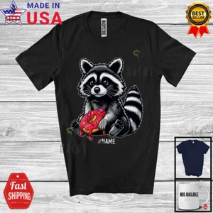 Nombre Personalizado Mapache Sosteniendo Donut, Adorable Mapache Chef Cocina, Comida Camiseta - Imagen 1 de 7