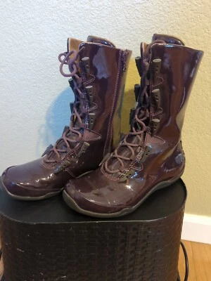 AHNU BOTA PLANA CHAROL PÚRPURA CON CORDONES CIERRE DE CREMALLERA AJUSTABLE MEDIA PANTORRILLA Foto 1 de 4