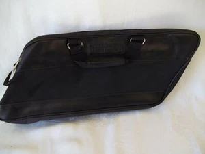 "Bolso de mano negro Harley Davidson en ángulo para silla de montar de motocicleta 20"" x 10"" x 4,5" - Imagen 1 de 8