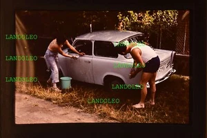 Dia 1977 Ungarn Trabbant waschen Szene - Picture 1 of 1