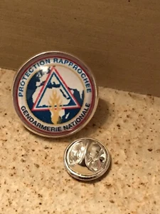 GROS PIN'S 2cm Métal Argenté Fantaisie Gendarmerie Protection Rapprochée - Bild 1 von 1