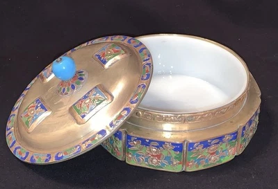 Antiguo carrito de té chino de latón y esmalte con revestimiento de vidrio blanco de 6,75" de diámetro Foto 1 de 4