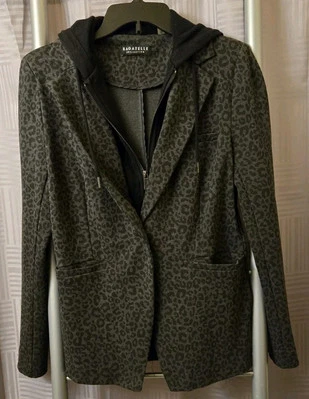 Blazer con capucha pequeña BAGATELLE para mujer aspecto en capas gris estampado de leopardo Foto 1 de 4