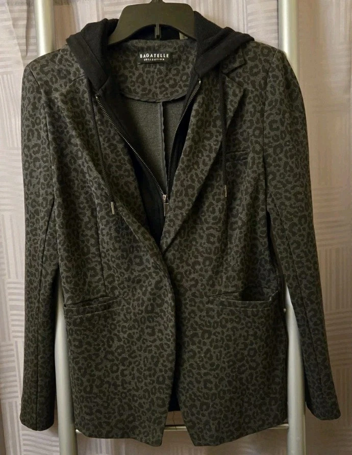 Blazer con capucha pequeña BAGATELLE para mujer aspecto en capas gris estampado de leopardo Foto 1 de 4