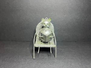 Gato de metal caprichoso caprichoso único sentado en silla con adorno colgante de libro 3,5" - Imagen 1 de 6