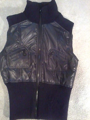 EL CHALECO NEGRO CON CREMALLERA PARA MUJER JUNIOR SE VE BIEN CON JEANS, BOLSOS, ZAPATOS, Foto 1 de 4