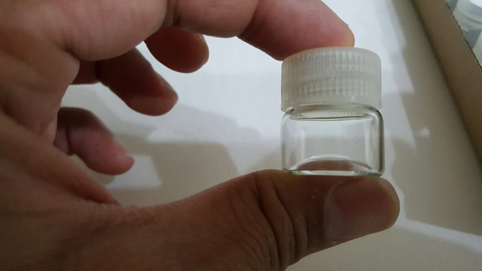 12X Pequeños Pequeños VIAJES Almacenamiento Botellas Transparentes Mini Tarro de Vidrio 1" Frascos 23x25 Aleatorios Foto 1 de 1