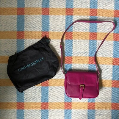 Bolso Bandolera Cynthia Rowley Saffiano Pequeño Cuero Fucsia Hombro Solapa Nuevo sin Etiquetas Foto 1 de 4