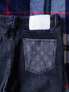 Louis Vuitton Japan Stretch Denim Jeans, Gr. S, mit Monogramm Logo auf Gesäßtasche - Bild 1 von 24
