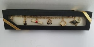 Bracciale VINTAGE Catena Laurea Maglia Colore Oro 5 Charm NUOVO!! - Foto 1 di 12