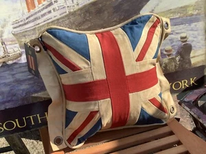 Cojín de aspecto náutico envejecido Union Jack de Woven Magic (12x12) - Imagen 1 de 8