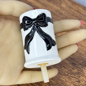 Nora Fleming Mini schwarz und weiß Schleife Zahnstocher Halter Ruhestand SELTEN RARITÄT - Bild 1 von 9