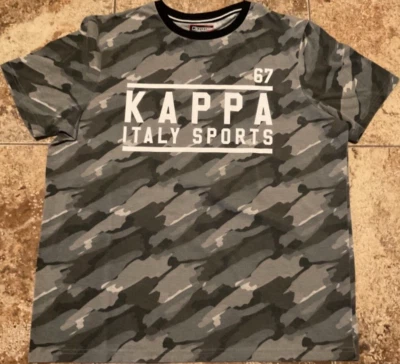 CAMISETA GRÁFICA KAPPA (GRANDE HOMBRE) GRIS CAMUFLAJE USADA Foto 1 de 4