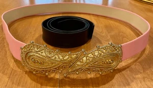 MIMI D N 1984 HEBILLA DE CINTURÓN PAISLEY DORADO CON 2 CINTURONES, ROSA Y NEGRO - Imagen 1 de 12