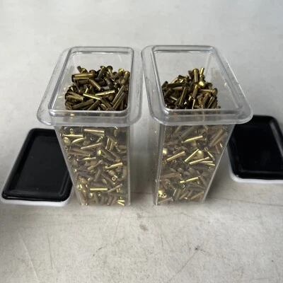 LOTE DE 2 RECIPIENTES DE PLÁSTICO CON TAPAS CON REMACHES Foto 1 de 4