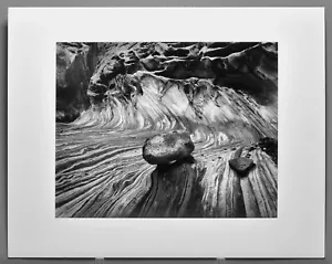 Fotografía de Bruce Barnbaum 1987 Boulder y Metamorphosis Wave - Capital Reef 16x20 - Imagen 1 de 2