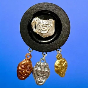 Vintage Cracker Jack Charm Brosche, baumelnd Halloween, Masken Metallic & Schwarz - Bild 1 von 6