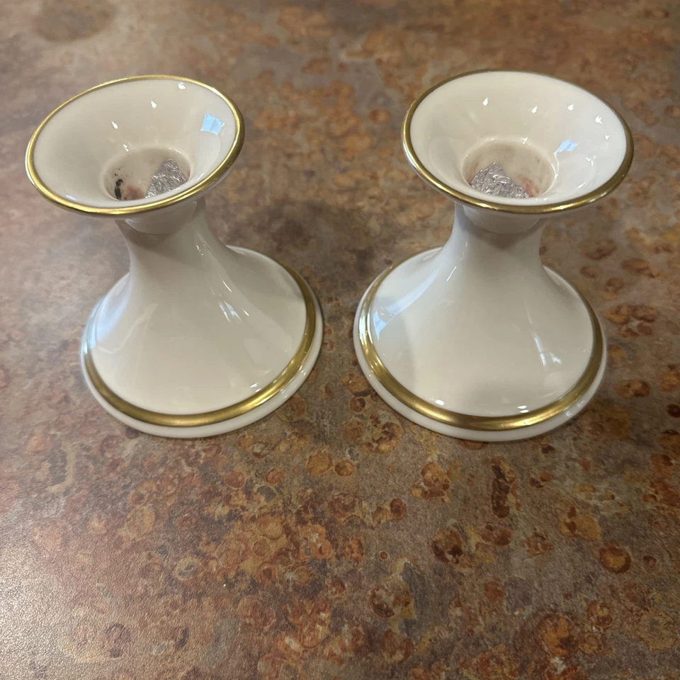 PAR DE CANDELABROS DE PORCELANA REDONDOS LENOX 4” CON ADORNOS DORADOS SIN DAÑOS Foto 1 de 2