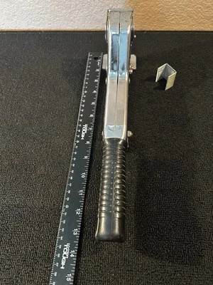 Grapadora de martillos de alta resistencia con sujetador de flechas HT65 (B) Foto 1 de 4