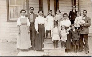 c1924 RPPC Country Family farm family Kids Outside House - Imagen 1 de 2