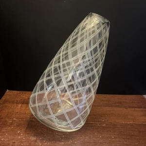 Italienische schiefe Vase aus geschliffenem Glas mit Rautenmuster Mitte 20. Jahrhundert - Bild 1 von 7