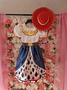 Kinder Disneyland exklusives 9-10 Pixar Jessie Toy Story Kleid Kostüm mit Hut - Bild 1 von 7