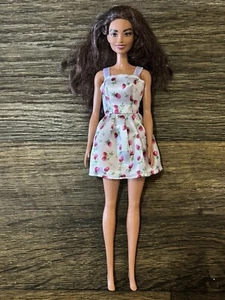 Barbie® Fashionistas® bambola #182 con vestito fragola - Foto 1 di 16