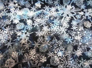 WHITE SNOWFLAKES ON MIDNIGHT BLUE BY JENNIFER SAMPOU - 100% COTTON FABRIC - Picture 1 of 4