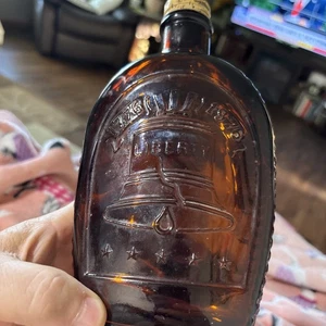 VINTAGE 1776-1976 Log Cabin Syrup-“Liberty Bell”-Collector’s.-Amber Glass Bottle - Picture 1 of 8