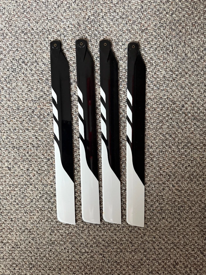 4 Stück Carbon Rotorblätter für 4-Blatt Rotorkopf 450er Hubschrauber 320mm - Bild 1 von 1
