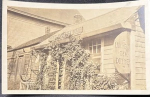 Cartolina fotografica reale RPPC ~ casa da tè in legno alla deriva esterno ~ posizione cappotto New England - Foto 1 di 2