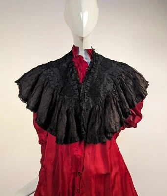 CAPA VICTORIANA DE SEDA GÓTICA DEL SIGLO XIX CON RIBETE BORDADO Foto 1 de 4