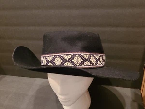 Olive und Piqué Celeste Mütze aus 100% Wolle mit Vintage gemustertem Band - Bild 1 von 9