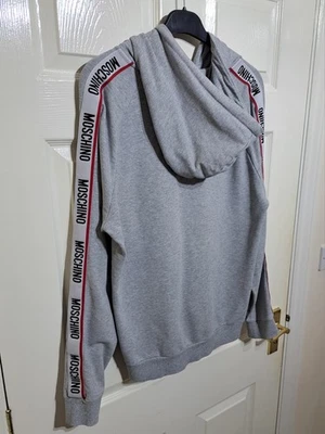 Moschino Ropa Interior Cinta Sudadera con Capucha Para Hombre Talla L P2P 22" Cremallera Completa Brazo Cinta Logo Gris Foto 1 de 4