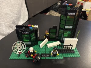 LEGO Police Station Set with Minifigures - Picture 1 of 4