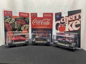 M2 Machines Coca-Cola & Cherry Coke 1:64 auto pressofuse lotto di 3 - Foto 1 di 7