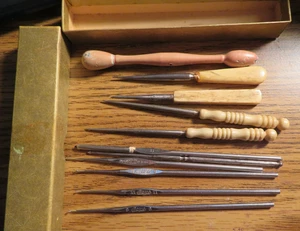 11 pc LOT ANTIQUE/ VINTAGE metal CROCHET HOOKS, bone handled SEWING AWLS, Darner - Bild 1 von 24