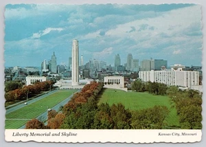 Kontinentale Postkarte Liberty Memorial und Skyline Kansas City Missouri - Bild 1 von 2