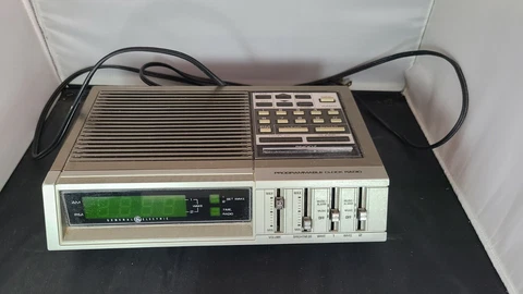 Vintage General Electric “Small Wonder” Programmable Clock Radio 7-4875A, Tested Cover