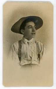 Format CDV PHOTO, garçon au chapeau regard sur le côté chemise bretelles - Picture 1 of 2