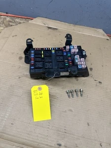 2005-2007 Ford F-350SDSuper Duty 6.0L Fuse Box Assembly OEM 5C3T-14A067-AE BOLTS - Picture 1 of 3