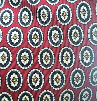 复古 KENNETH COLE 设计师丝绸 Foulard 领带 Burgandy 海军蓝/奶油色奖章 完好 — 第 1/4 张图片