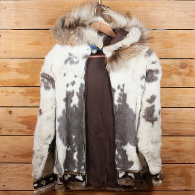 Parka hecha a mano de piel de conejo de Alaska de colección de los años 70 con adornos de coyote y nutria - necesita reparación Foto 1 de 4