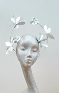 Argentum - Auriculares de alambre plateado y cuero cabelludo fascinador de Hats2go - Imagen 1 de 6