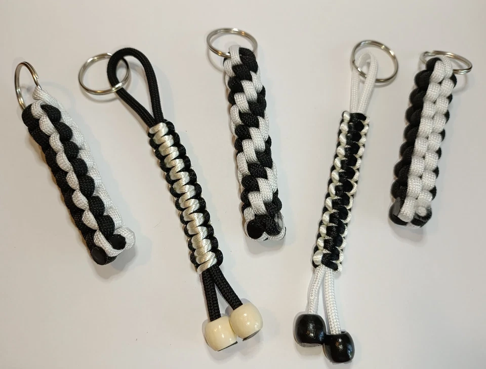 Portachiavi Fatto A Mano Calcio serie Juventus in Corda paracord 3mm Idea Regalo - Immagine 1 di 4